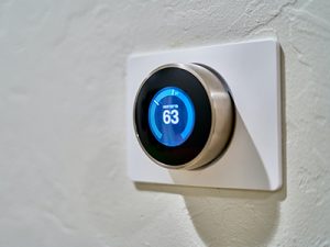 hvac-thermostat-on-wall-of-home